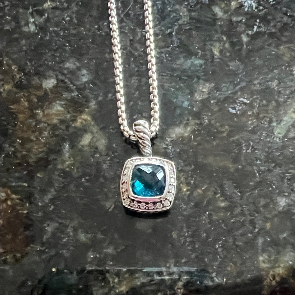 Auth David Yurman Blue Topaz/Diamond petite Albion. 18”